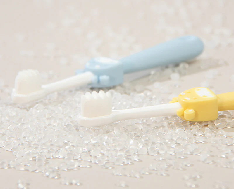 Baby toothbrush with soft bristles, suitable for children aged 2-10 years, for home use, fine and non-slip, with thousands of bristles to protect teeth. Cartoon toothbrush for children.