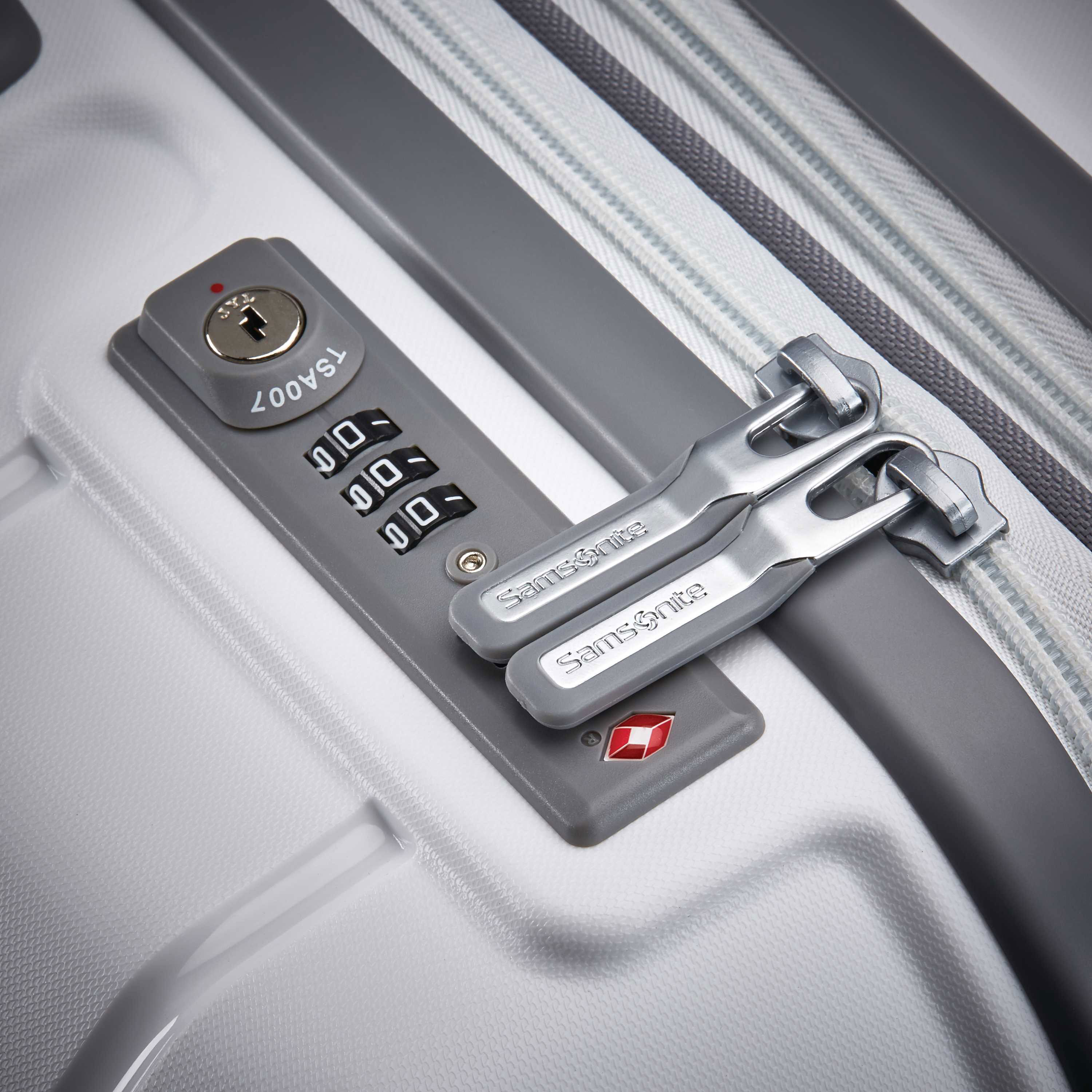 FREEFORM CARRY-ON SPINNER