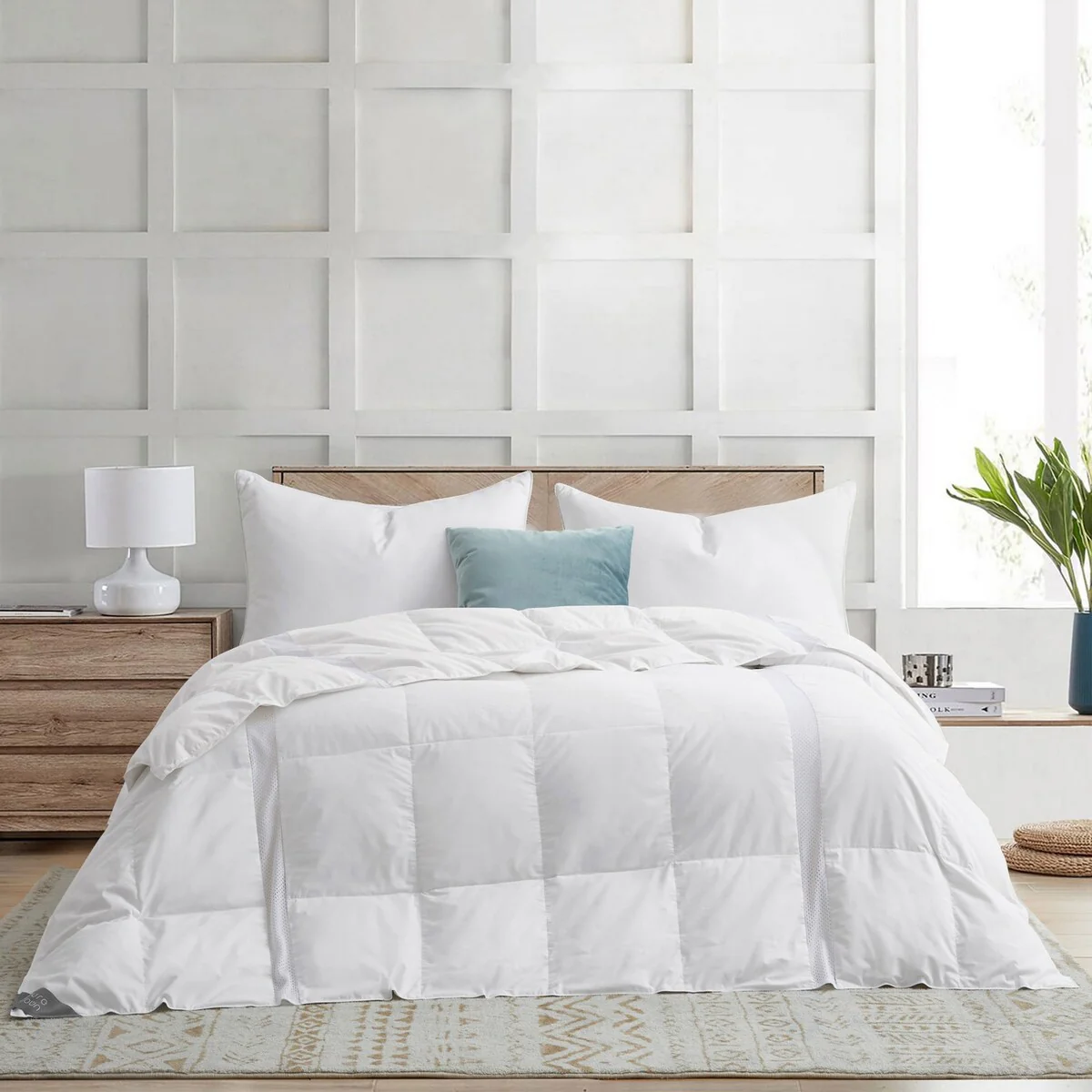 Lightweight Cooling Breathable White Down Comforter