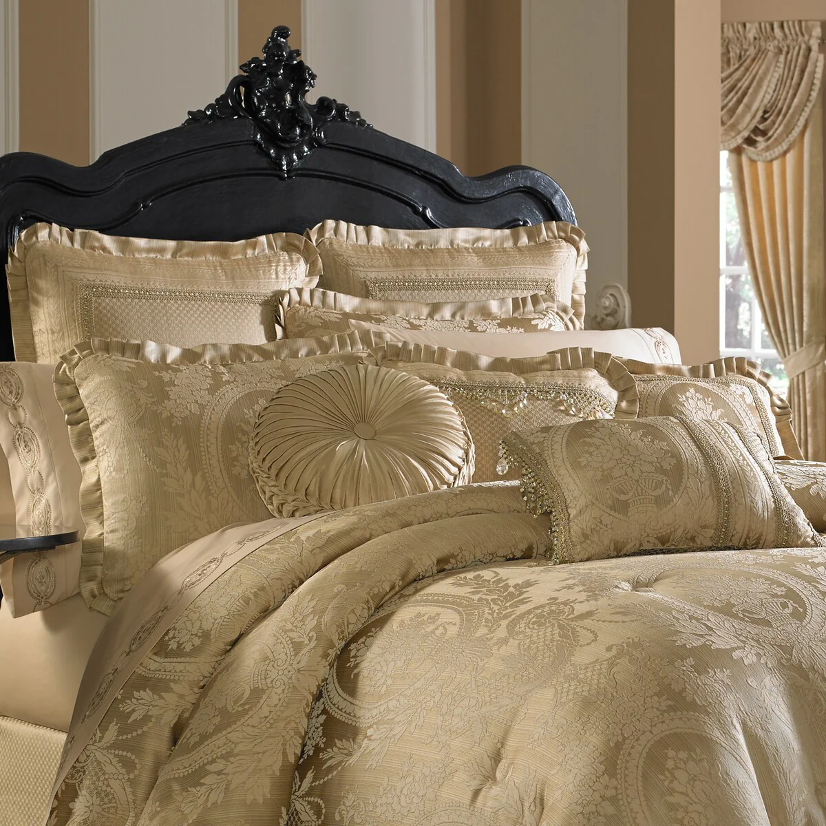 Five Queens Court Napoleon Comforter Set