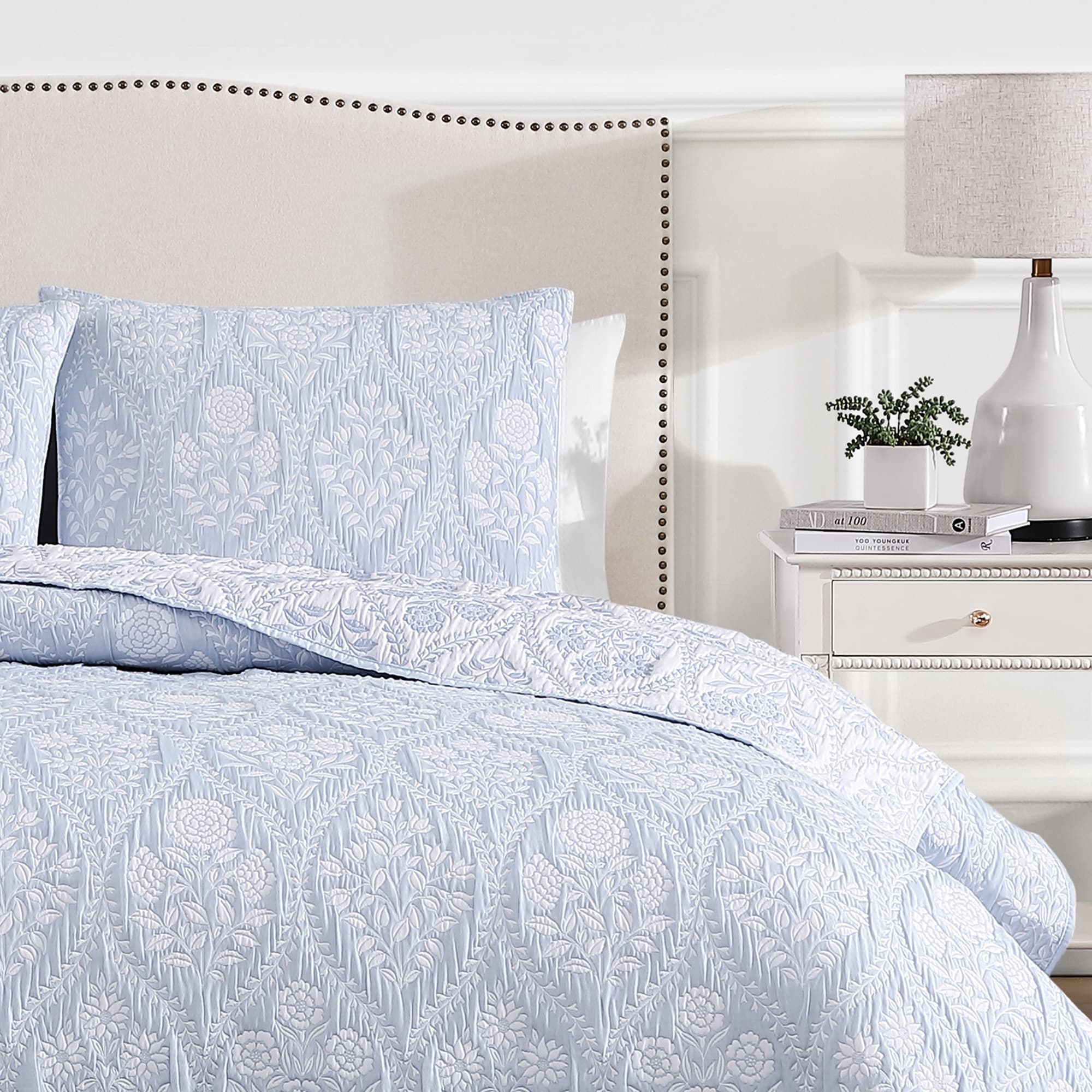 Laurel Cornflower Blue All-Season Soft Woven Matelasse Jacquard Reversible Cotton Blend Quilt Set