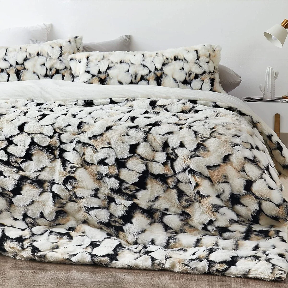 That's What an Ocelot's Tummy Looks Like - Coma Inducer? Oversized Comforter Set with White Reverse