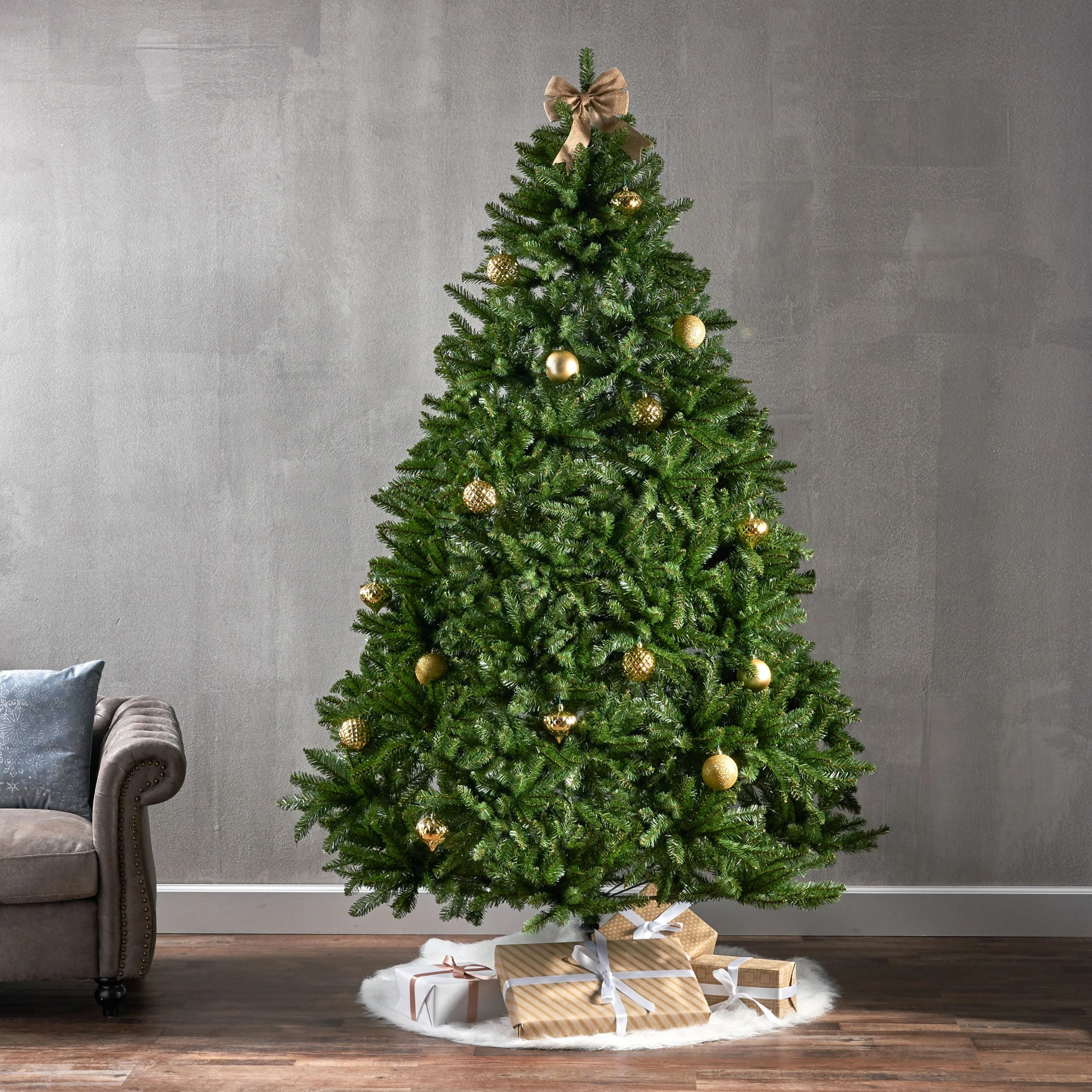 7.5' Hinged Norway Spruce Christmas Tree with 2559 Tips, Traditional Unlit Holiday Decor, Easy Assembly & Sturdy Base